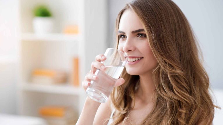 viel wasser trinken zum abnehmen weniger essen hunger